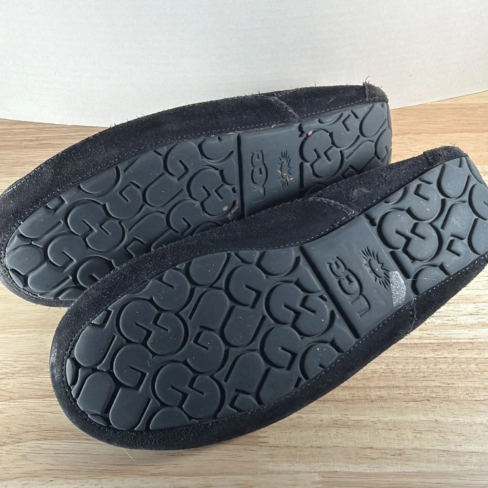 READ UGG Ascot Slipper Color Black Men's Size US 8 /Women's US 9. Style# 1101110